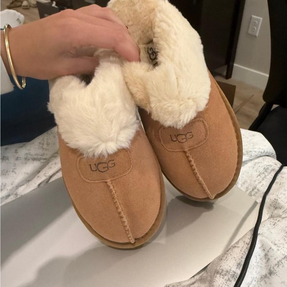 UGG Shoes - UGG Women's Tan Slippers with Plush Cream Lining